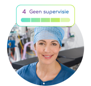 Foto van een lachende arts met daarboven een voortgangsbalk van niveau 4 'geen supervisie'.