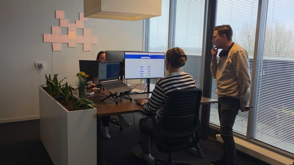 Collega's aan het samenwerken achter de computer.