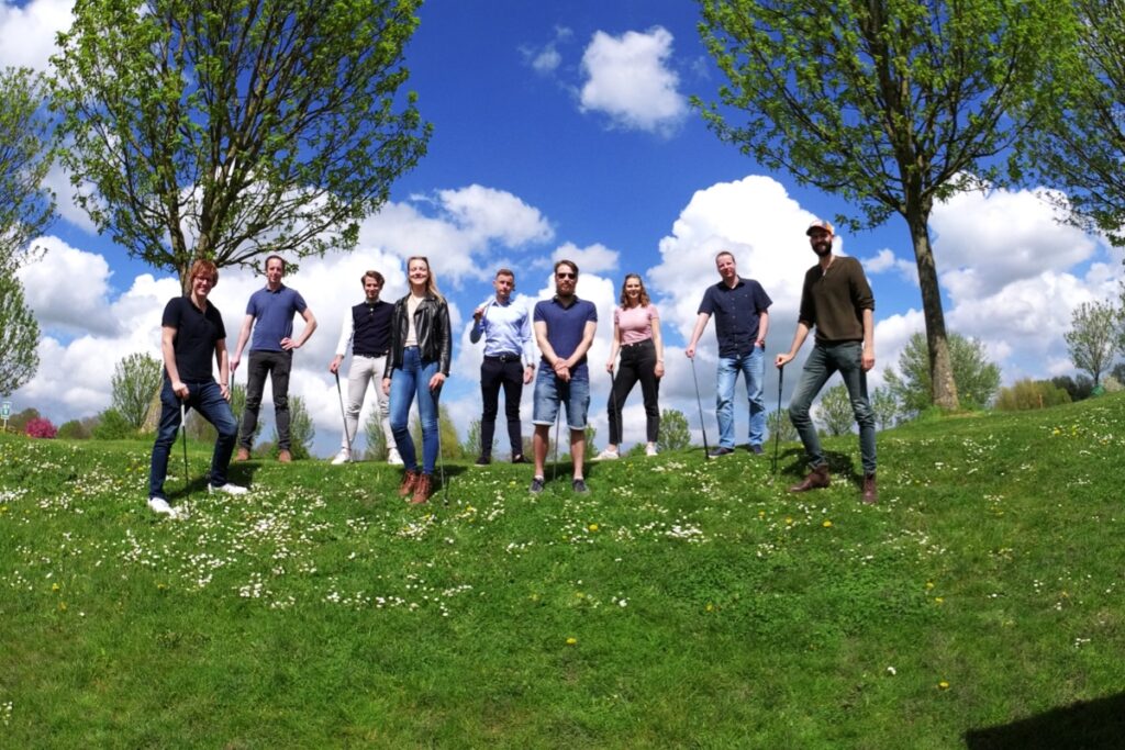 Foto van teamuitje golven