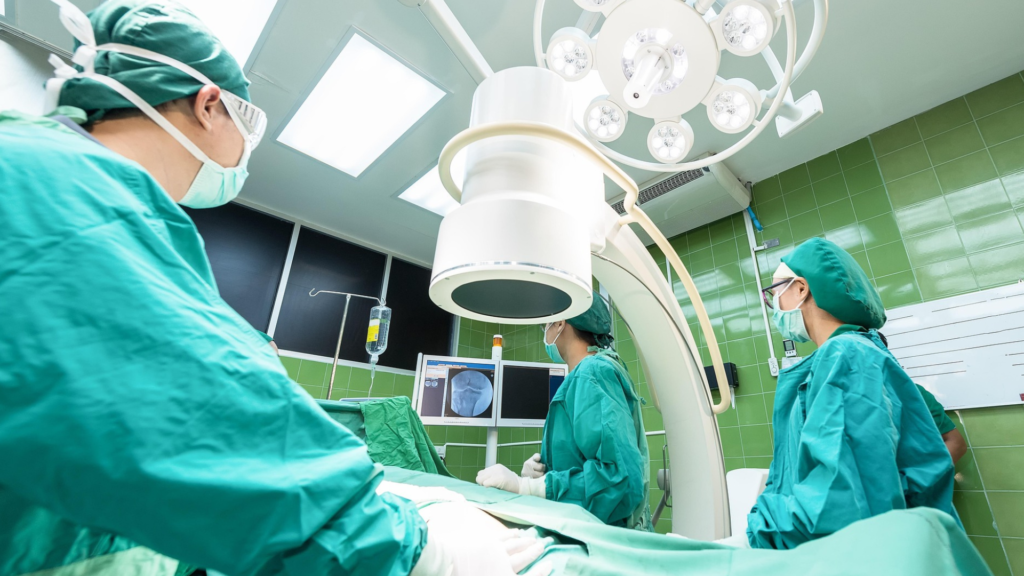 Een foto van een aantal dokters die een operatie uitvoeren in een operatiekamer.