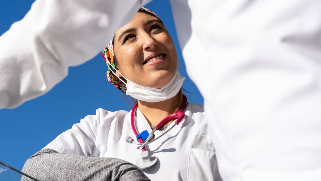 Foto van een vrouwelijke dokter die naar een andere dokter kijkt.